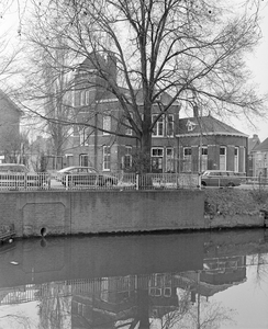 884713 Gezicht over de Vecht op het pand Hogelanden W.Z. 32 (voormalige politiepost Rodebrug), vanaf de Jagerskade.